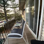 A Modern Apt Close To Downtown