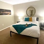 A Modern Apt Close To Downtown