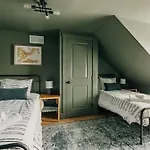 Stunning 5 Bedroom -Heart Of Downtown