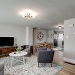 Renovated 2 Bedroom Home Close To Lancaster Attractions