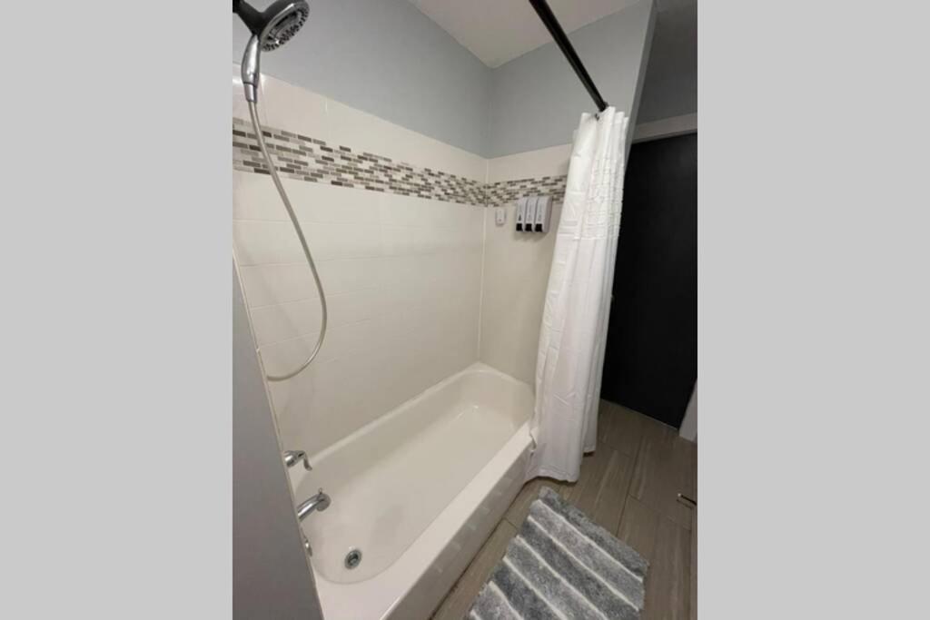 Industrial Brick Townhouse In Downtown Villa *