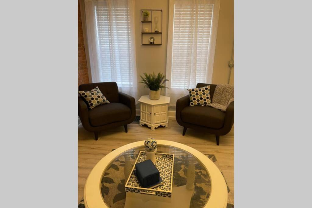 Villa Industrial Brick Townhouse In Downtown *