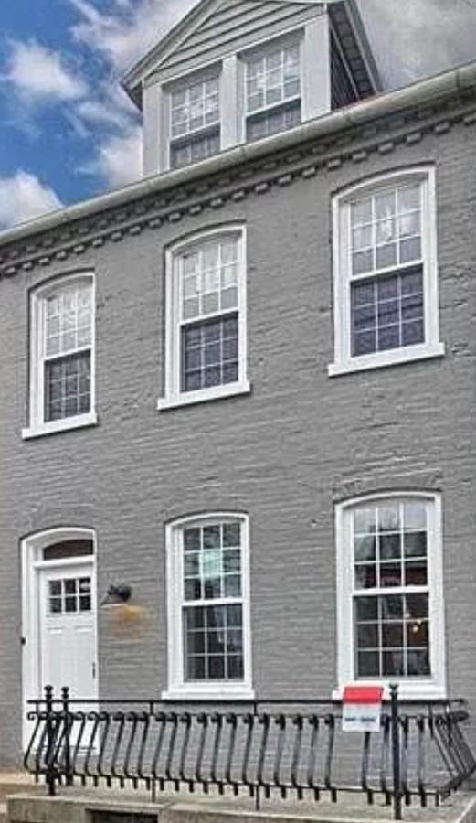 Industrial Brick Townhouse In Downtown *