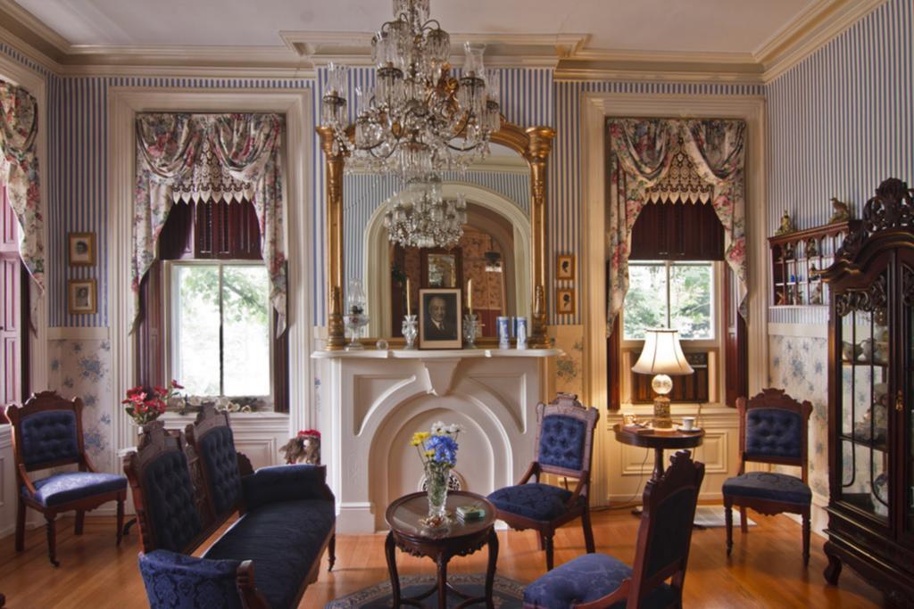 Lovelace Manor Bed & Breakfast