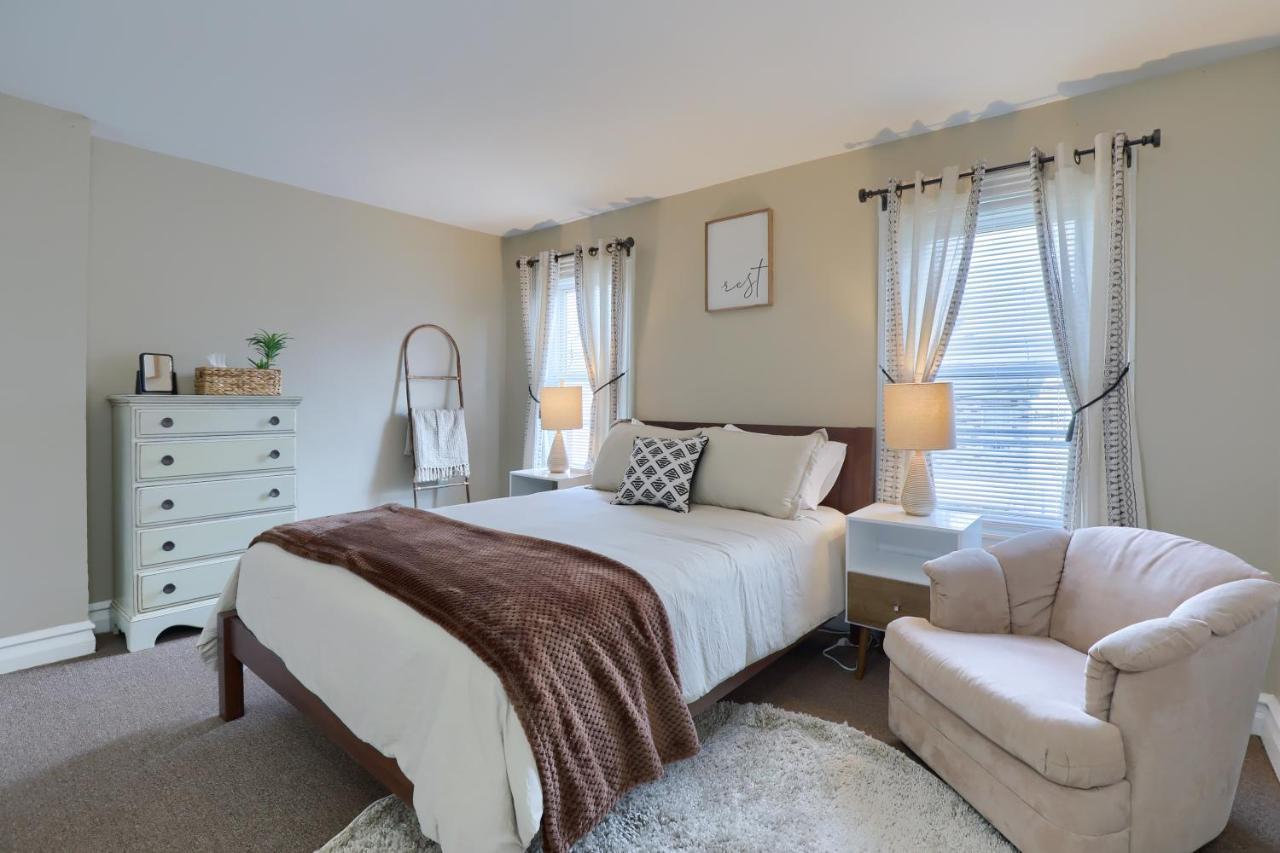 Newly Updated Charming Backyard & Grill Apartment *