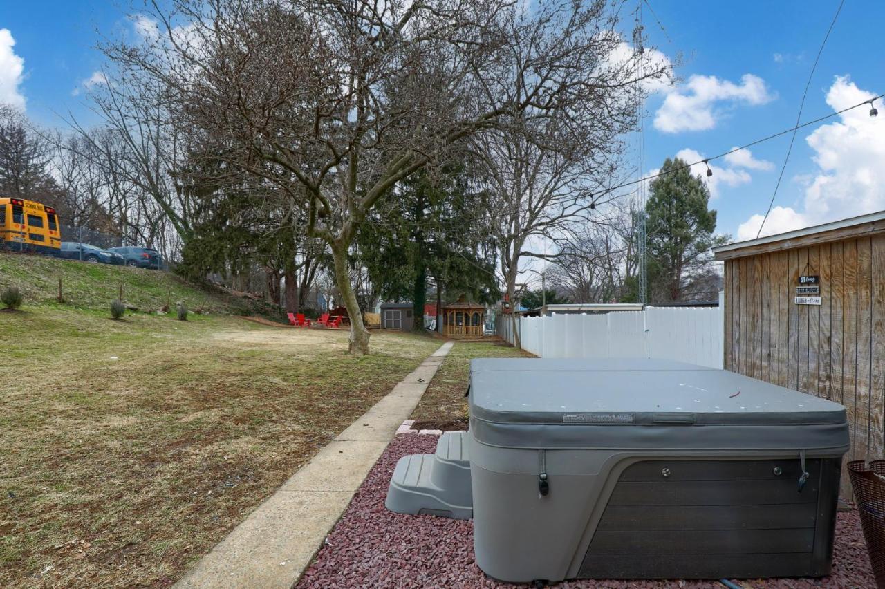 Rare W/ Backyard Fire-pit & Hot Tub Holiday home *