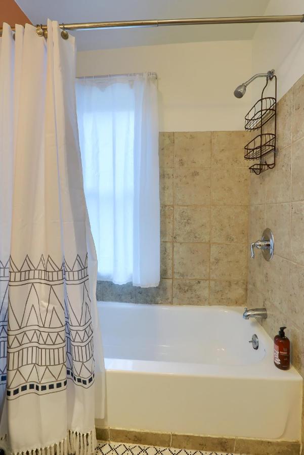 Rare W/ Backyard Fire-pit & Hot Tub Holiday home *