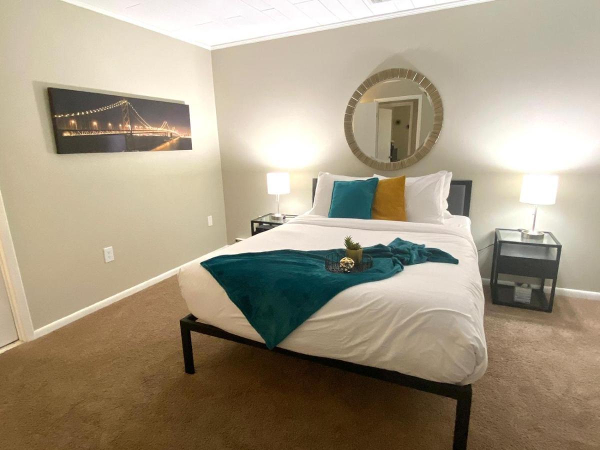 A Modern Close To Downtown Apartment