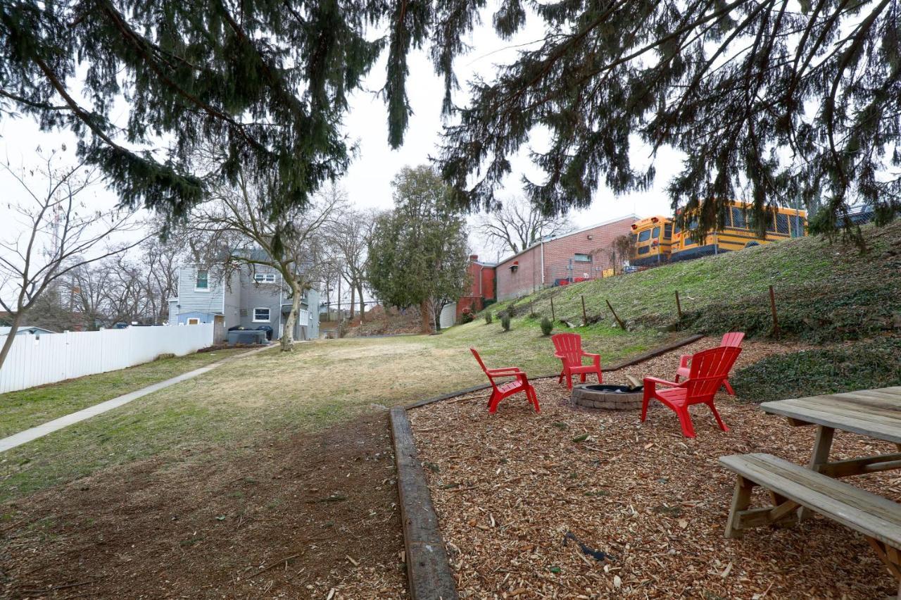 Holiday home Rare W/ Backyard Fire-pit & Hot Tub *