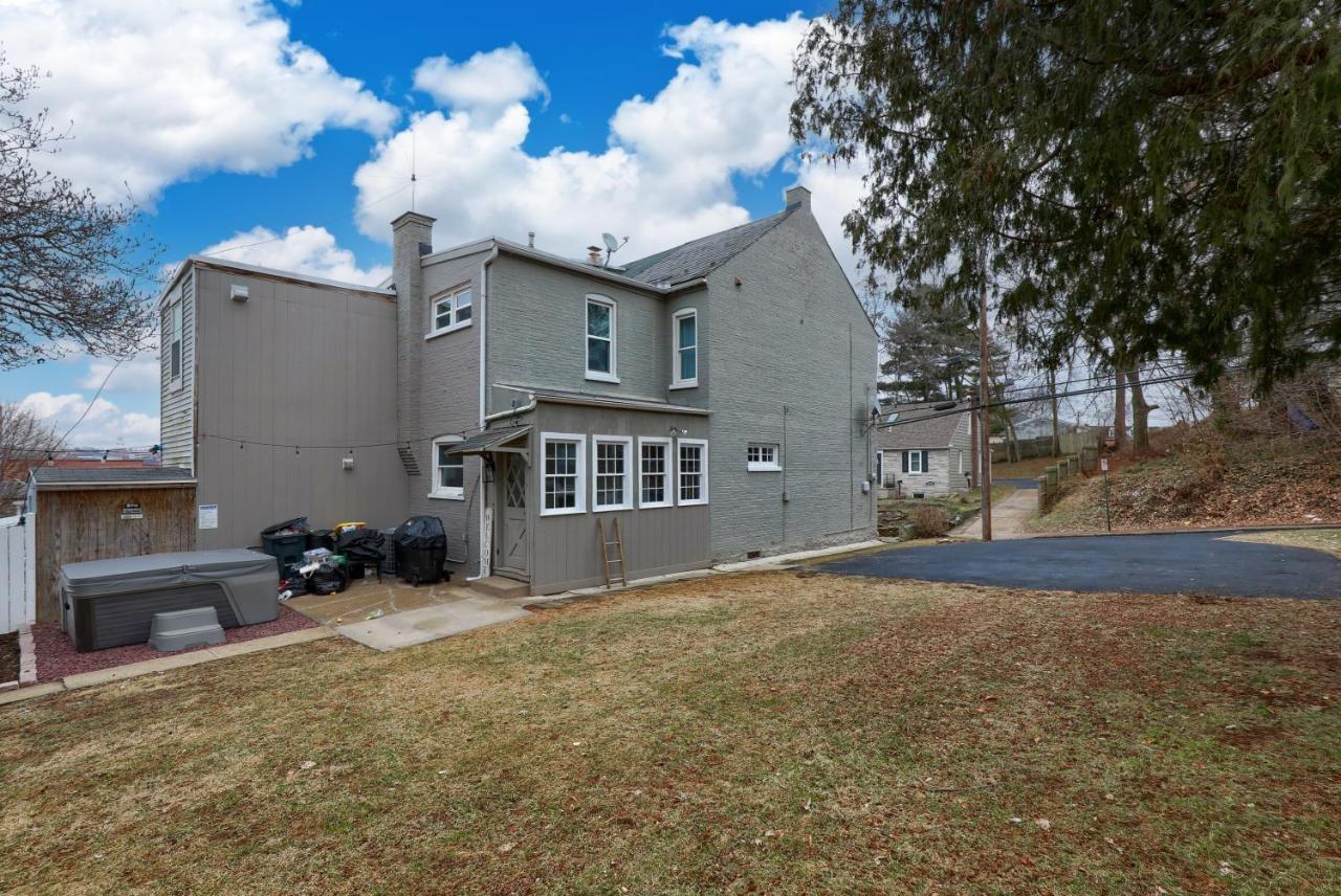 Rare W/ Backyard Fire-pit & Hot Tub Holiday home