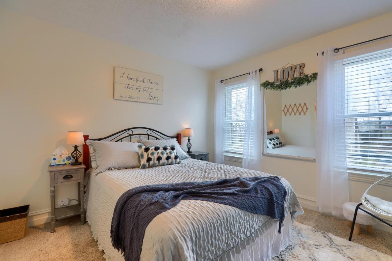 Holiday home Rare W/ Backyard Fire-pit & Hot Tub Lancaster
