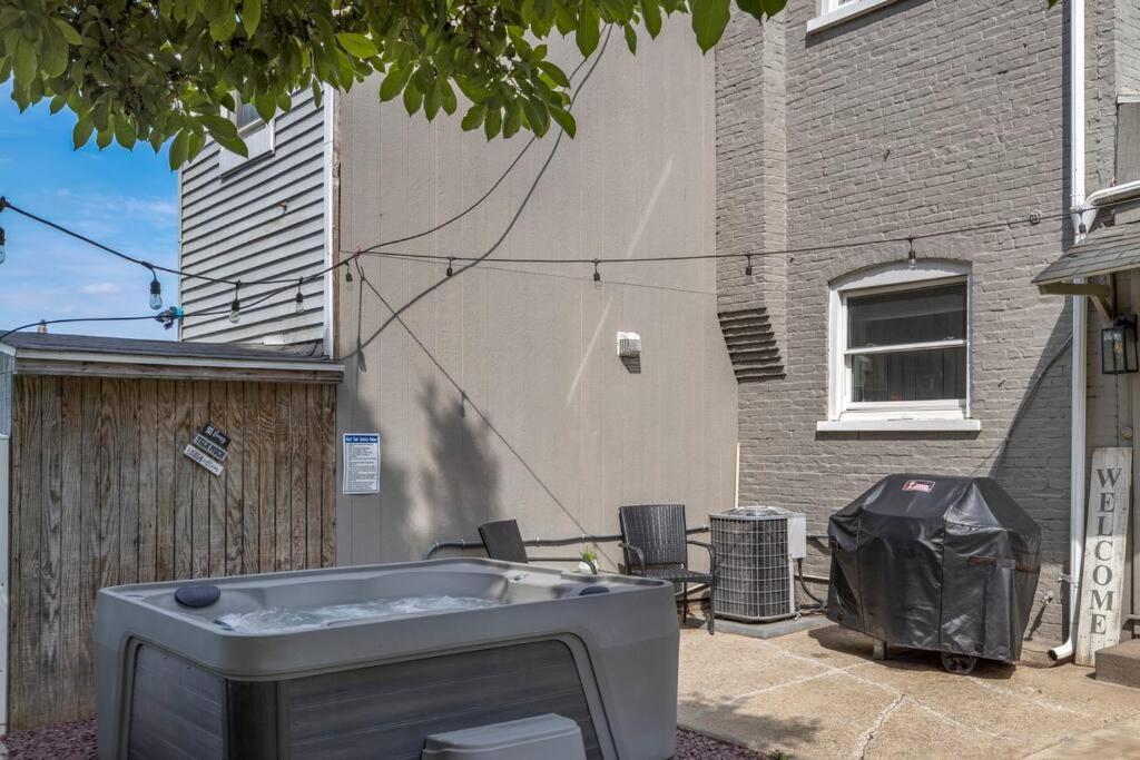 Rare W/ Backyard Fire-pit & Hottub * Lancaster