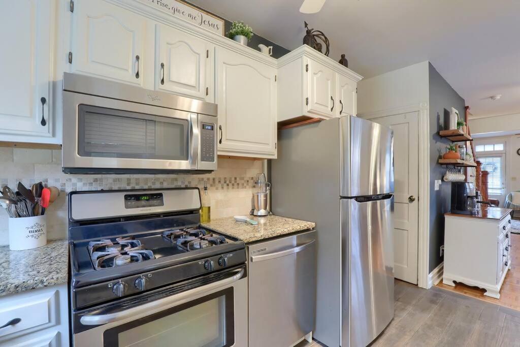 Holiday home Rare W/ Backyard Fire-pit & Hottub *