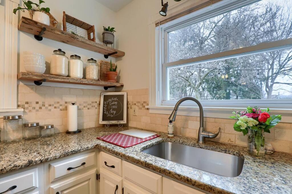 Rare W/ Backyard Fire-pit & Hottub * Lancaster