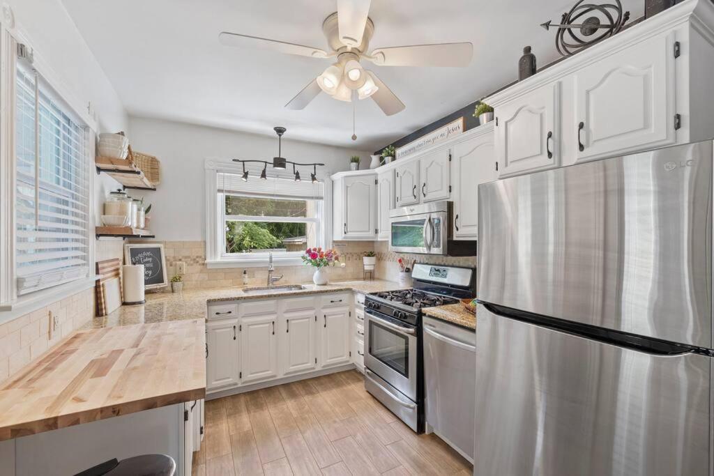 Holiday home Rare W/ Backyard Fire-pit & Hottub Lancaster