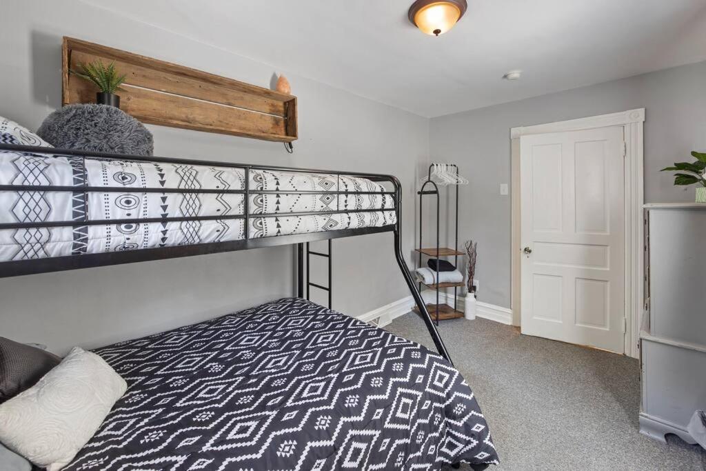 Holiday home Rare W/ Backyard Fire-pit & Hottub