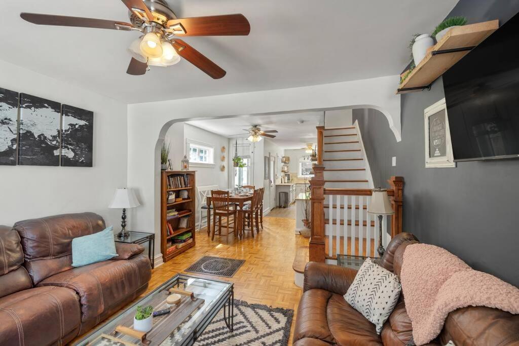 Holiday home Rare W/ Backyard Fire-pit & Hottub