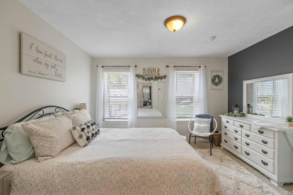 Rare W/ Backyard Fire-pit & Hottub Holiday home *