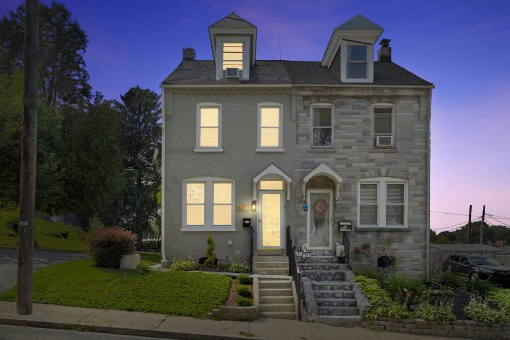 Rare W/ Backyard Fire-pit & Hottub Lancaster