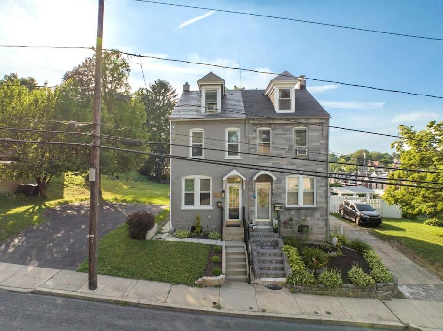 Rare W/ Backyard Fire-pit & Hottub Holiday home *