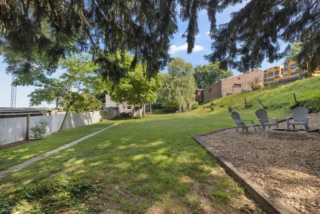 Holiday home Rare W/ Backyard Fire-pit & Hottub
