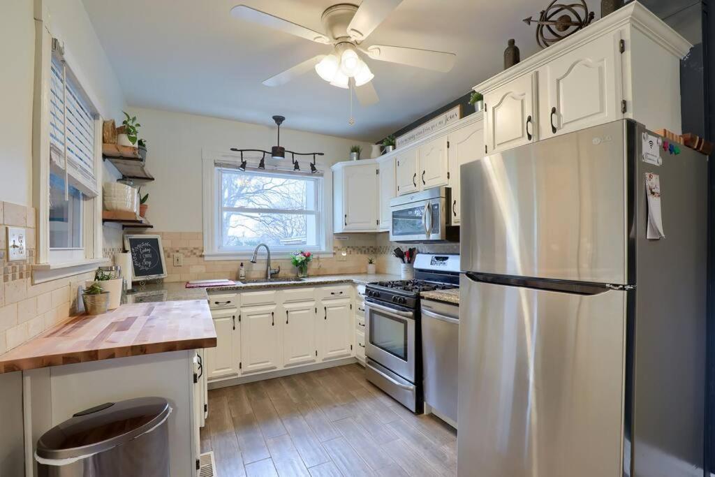 Holiday home Rare W/ Backyard Fire-pit & Hottub