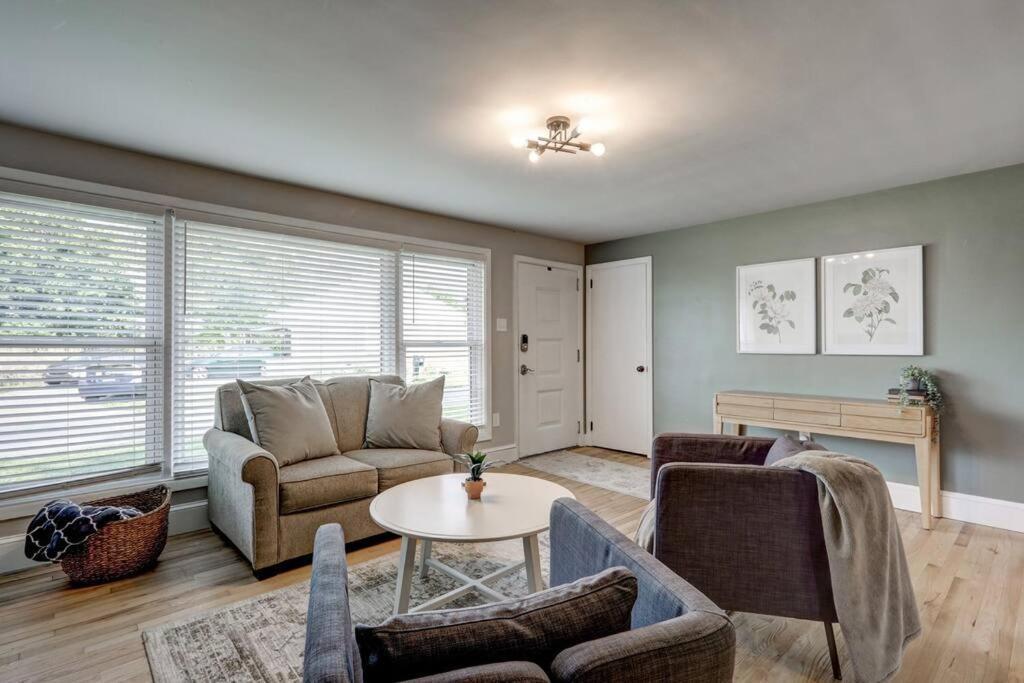New Cozy Near Outlets & Amish Country Holiday home