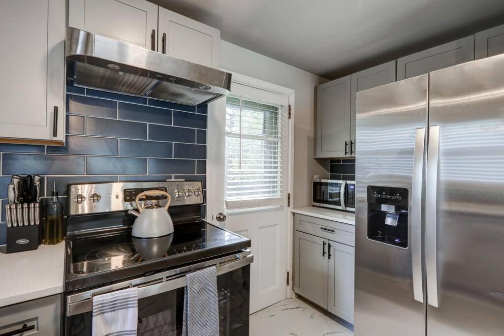 New Cozy Near Outlets & Amish Country Holiday home
