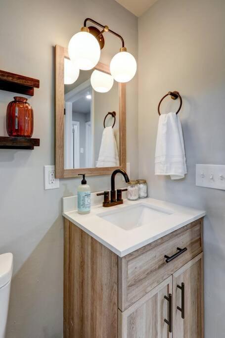 New Cozy Near Outlets & Amish Country *