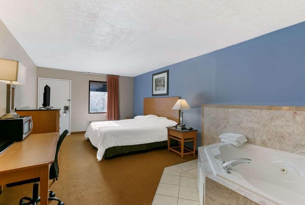 Rodeway Hotel *