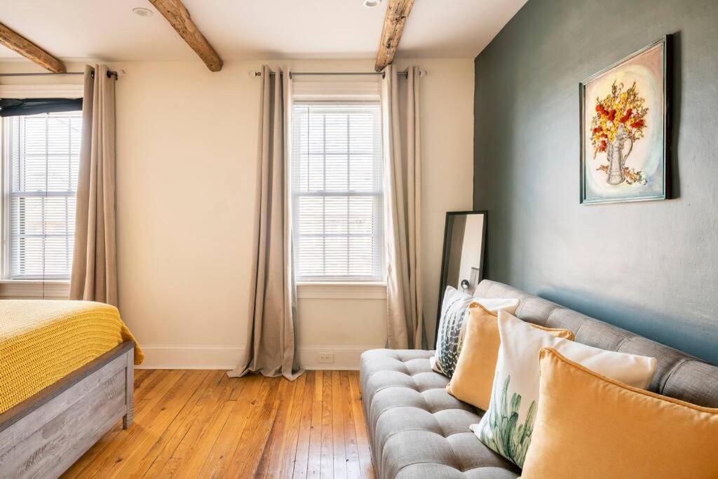 3 Minutes To Downtown W/patio, Art, Fire Pit, Bbq Apartment *
