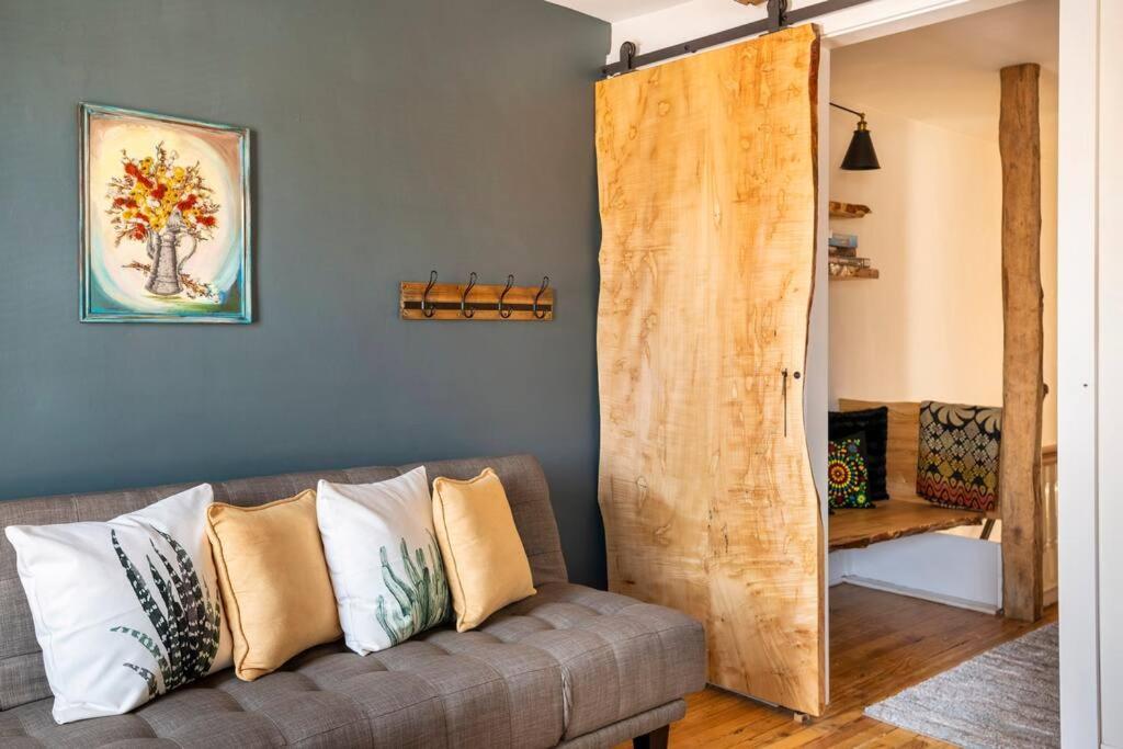 Apartment 3 Minutes To Downtown W/patio, Art, Fire Pit, Bbq Lancaster