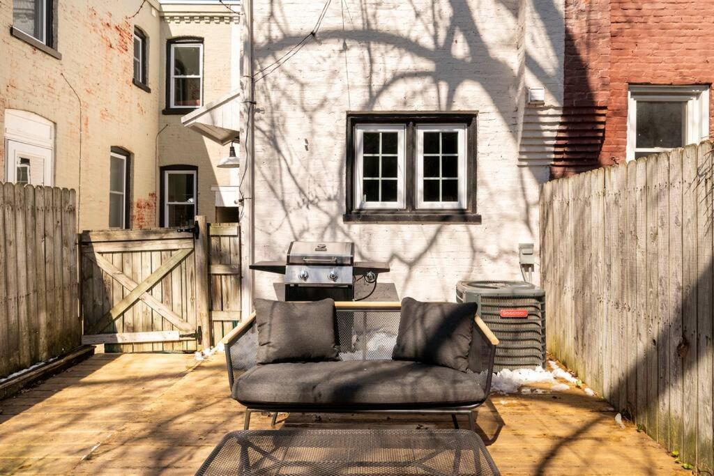 3 Minutes To Downtown W/patio, Art, Fire Pit, Bbq Apartment