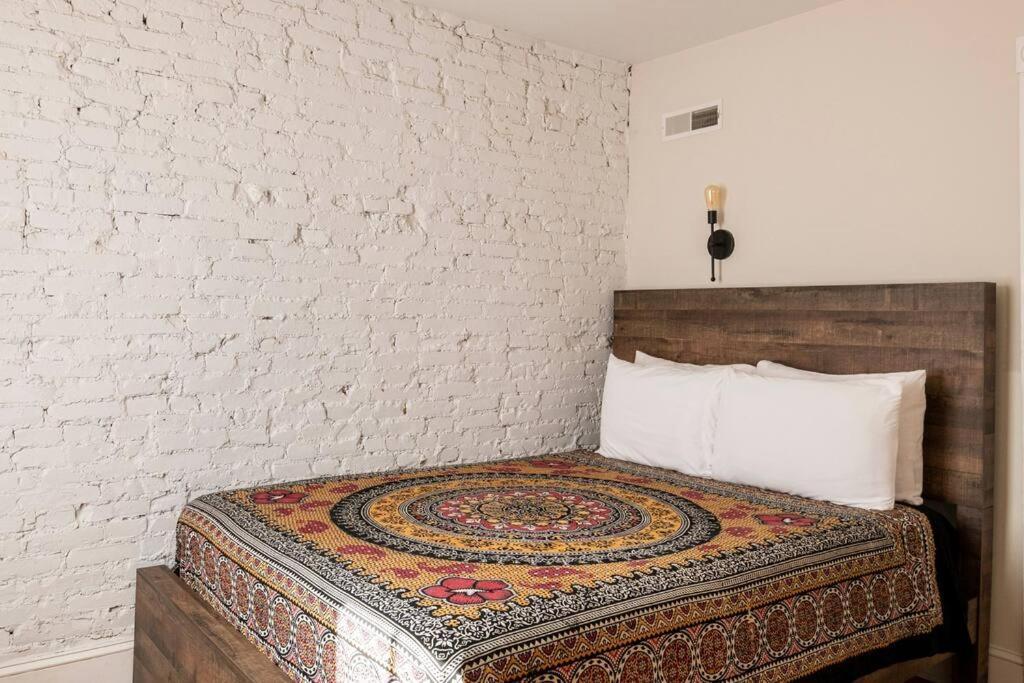 Apartment 3 Minutes To Downtown W/patio, Art, Fire Pit, Bbq *