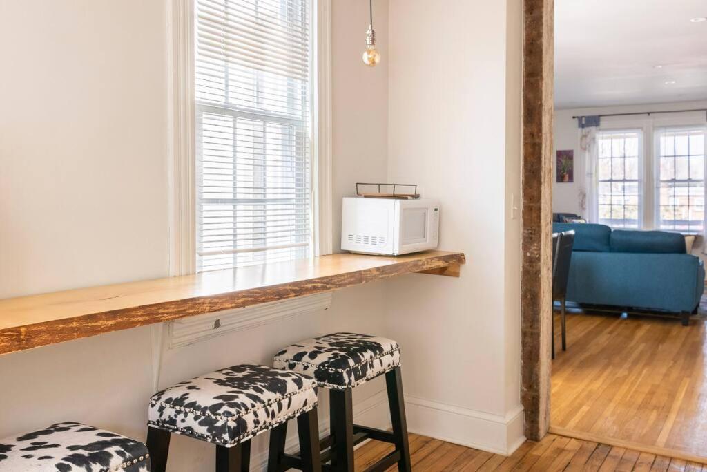 3 Minutes To Downtown W/patio, Art, Fire Pit, Bbq