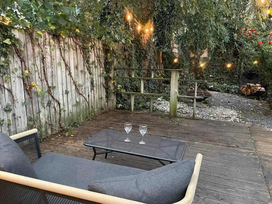 3 Minutes To Downtown W/patio, Art, Fire Pit, Bbq *