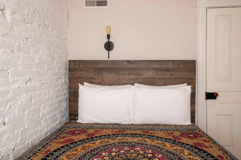 3 Minutes To Downtown W/patio, Art, Fire Pit, Bbq * Lancaster