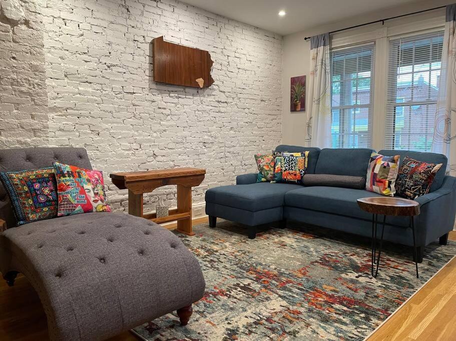 3 Minutes To Downtown W/patio, Art, Fire Pit, Bbq Apartment