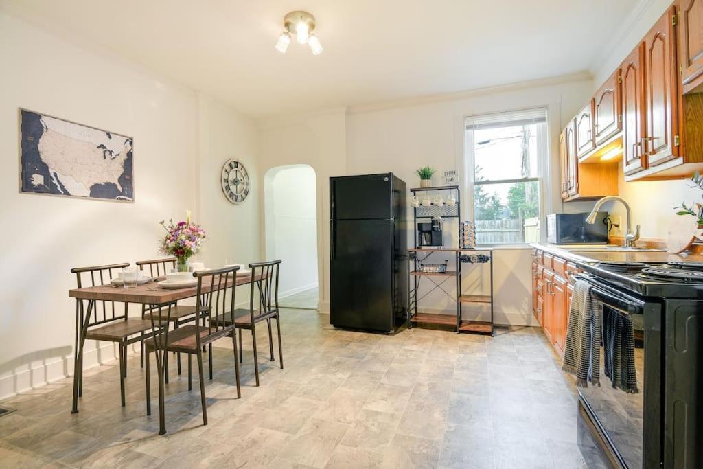 Cozy Retreat In Downtown With Backyard Patio *
