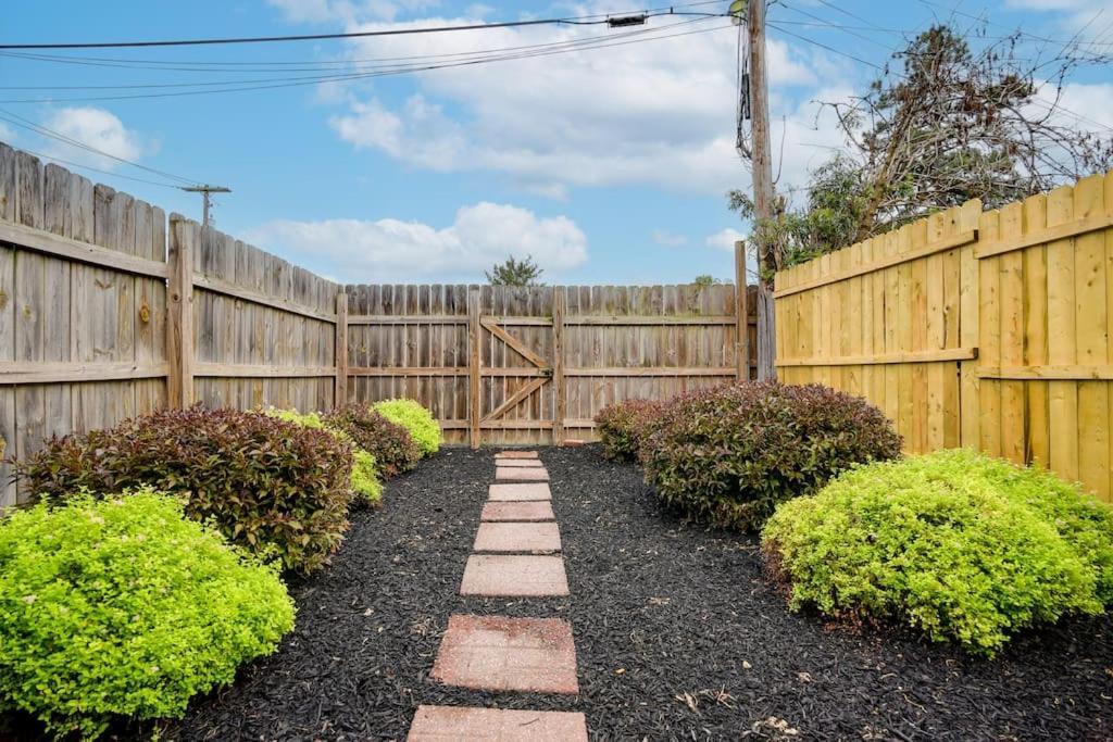 Cozy Retreat In Downtown With Backyard Patio Apartment Lancaster