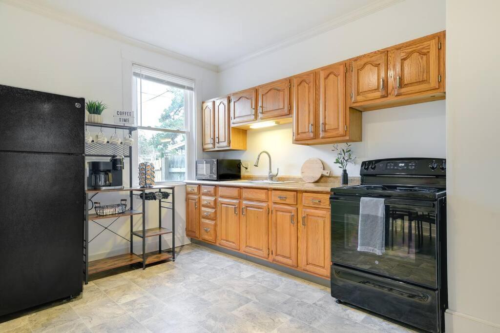Cozy Retreat In Downtown With Backyard Patio *