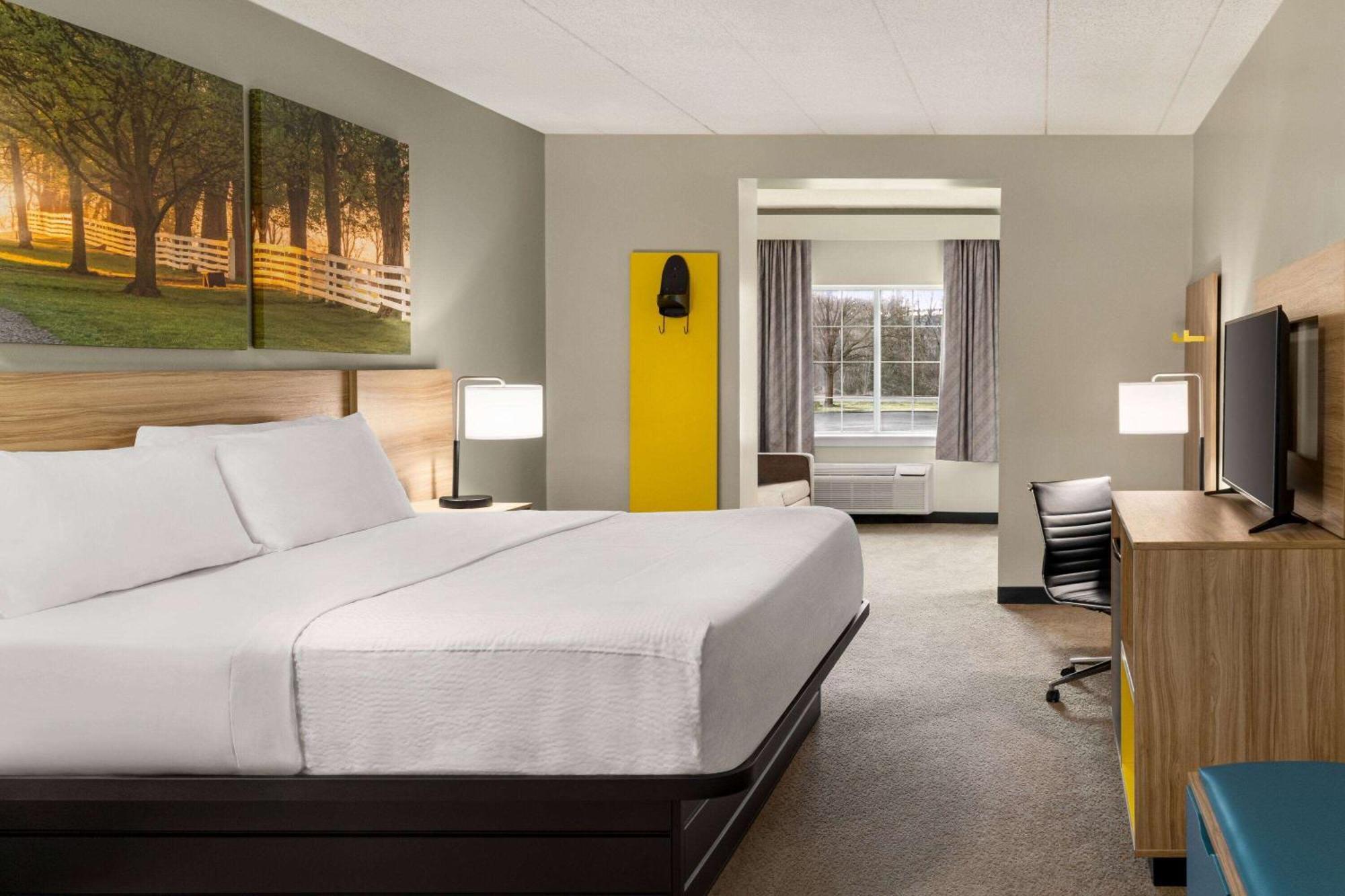 Days & By Wyndham Amish Country Hotel