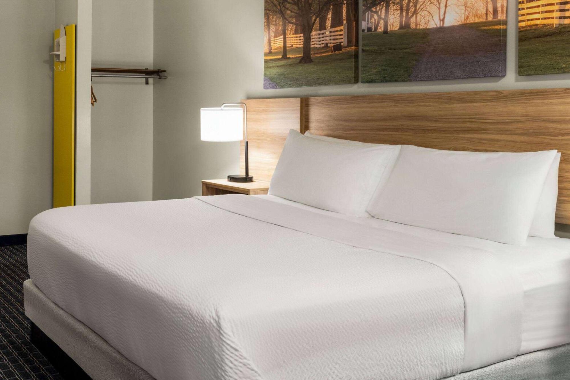 Days & By Wyndham Amish Country Hotel