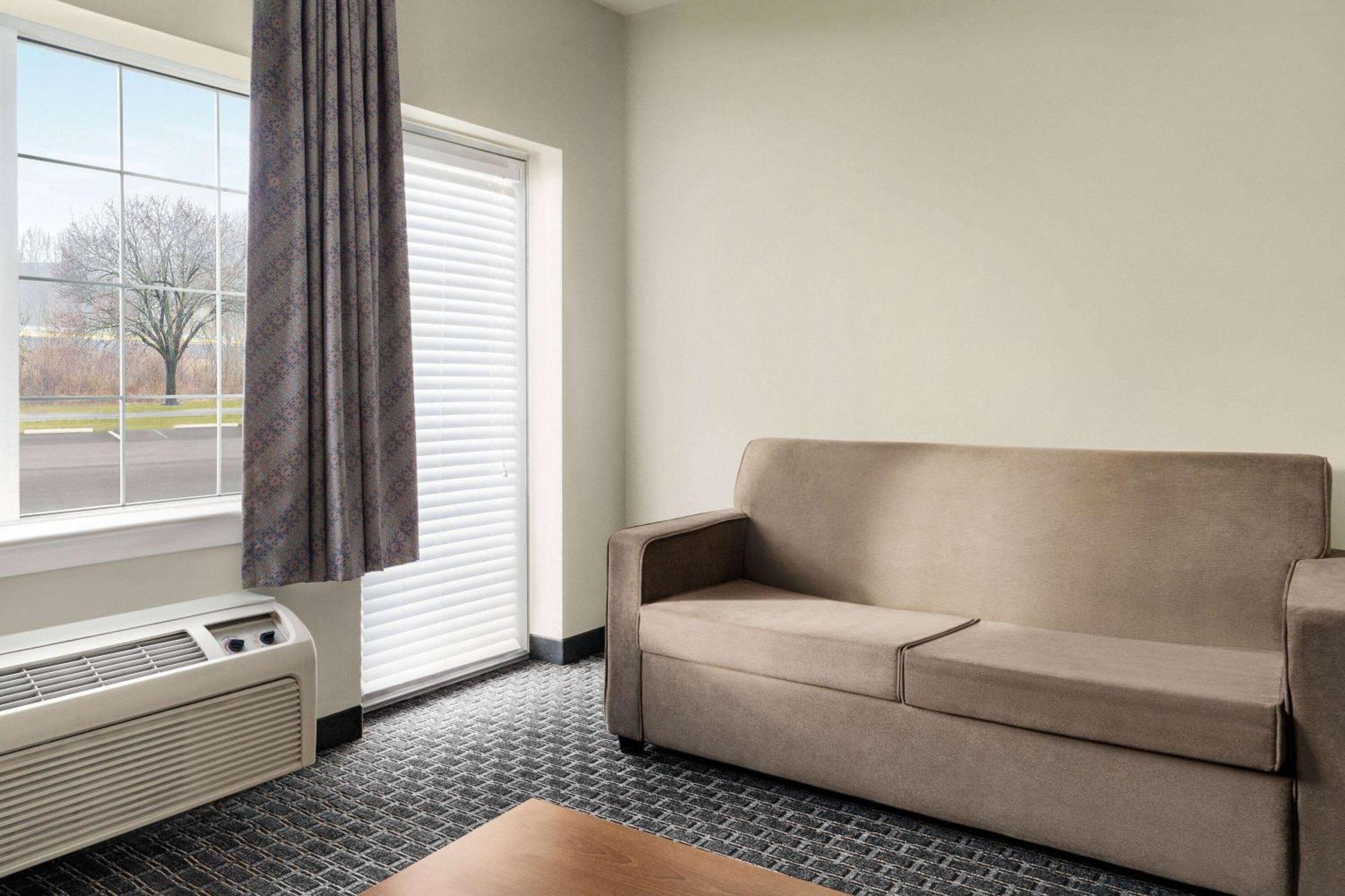 Days & By Wyndham Amish Country Hotel