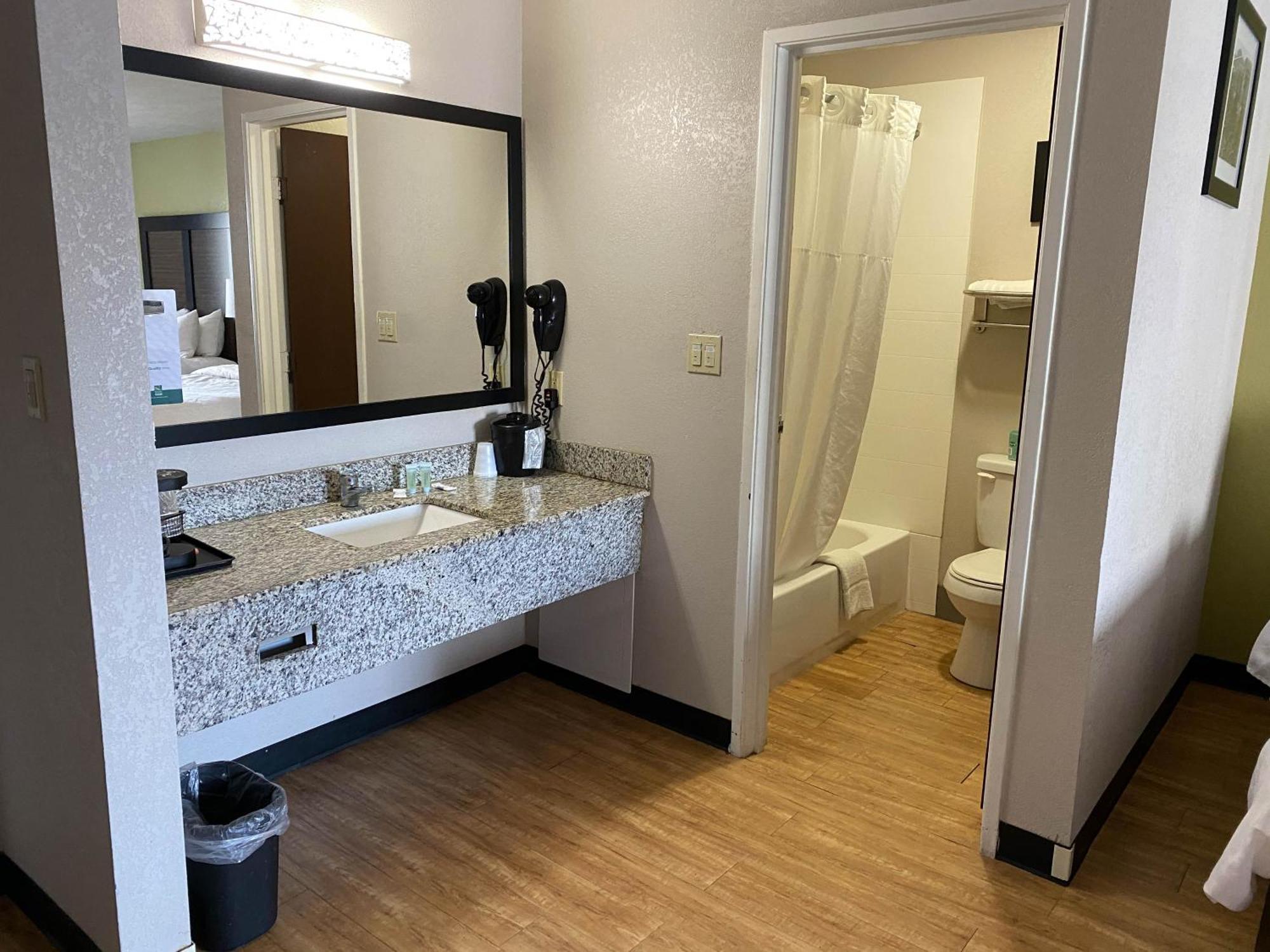 6 Hotel Lancaster