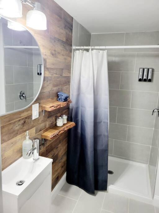 Luxe On Walnut/king Bed/off St.parkin/30 Days Holiday home *