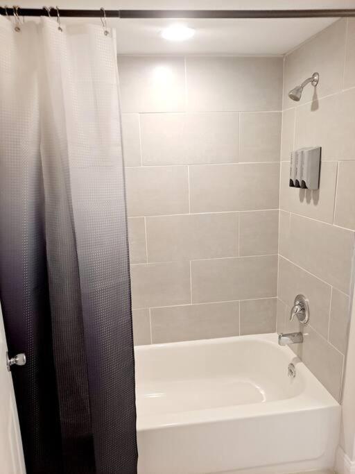 Luxe On Walnut/king Bed/off St.parkin/30 Days Holiday home