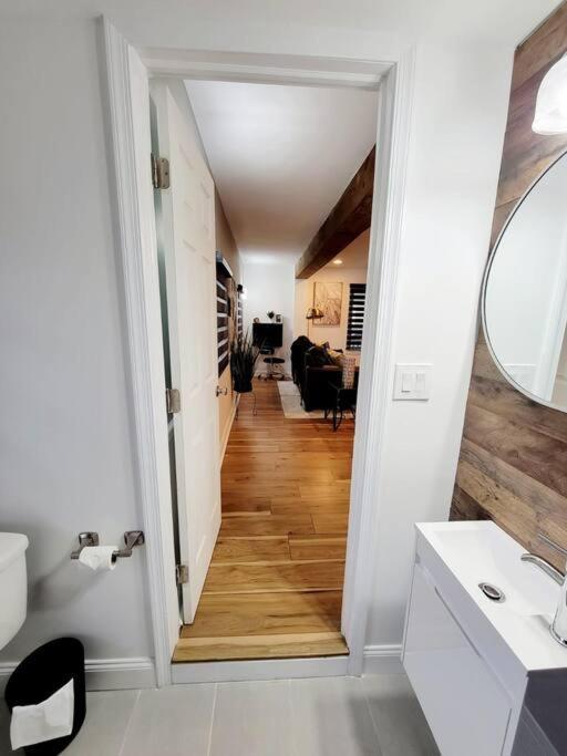 Luxe On Walnut/king Bed/off St.parkin/30 Days Holiday home *
