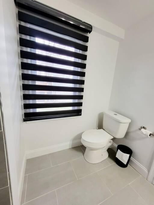 Luxe On Walnut/king Bed/off St.parkin/30 Days * Lancaster
