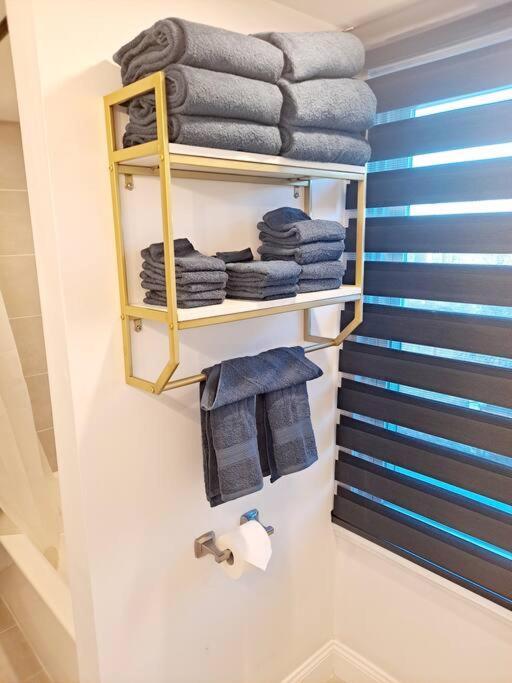 Luxe On Walnut/king Bed/off St.parkin/30 Days Holiday home *